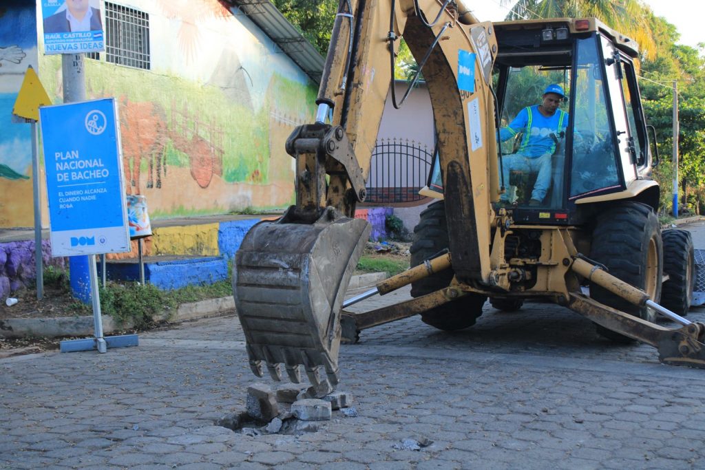 DOM lleva a cabo restauración vial en Usulután