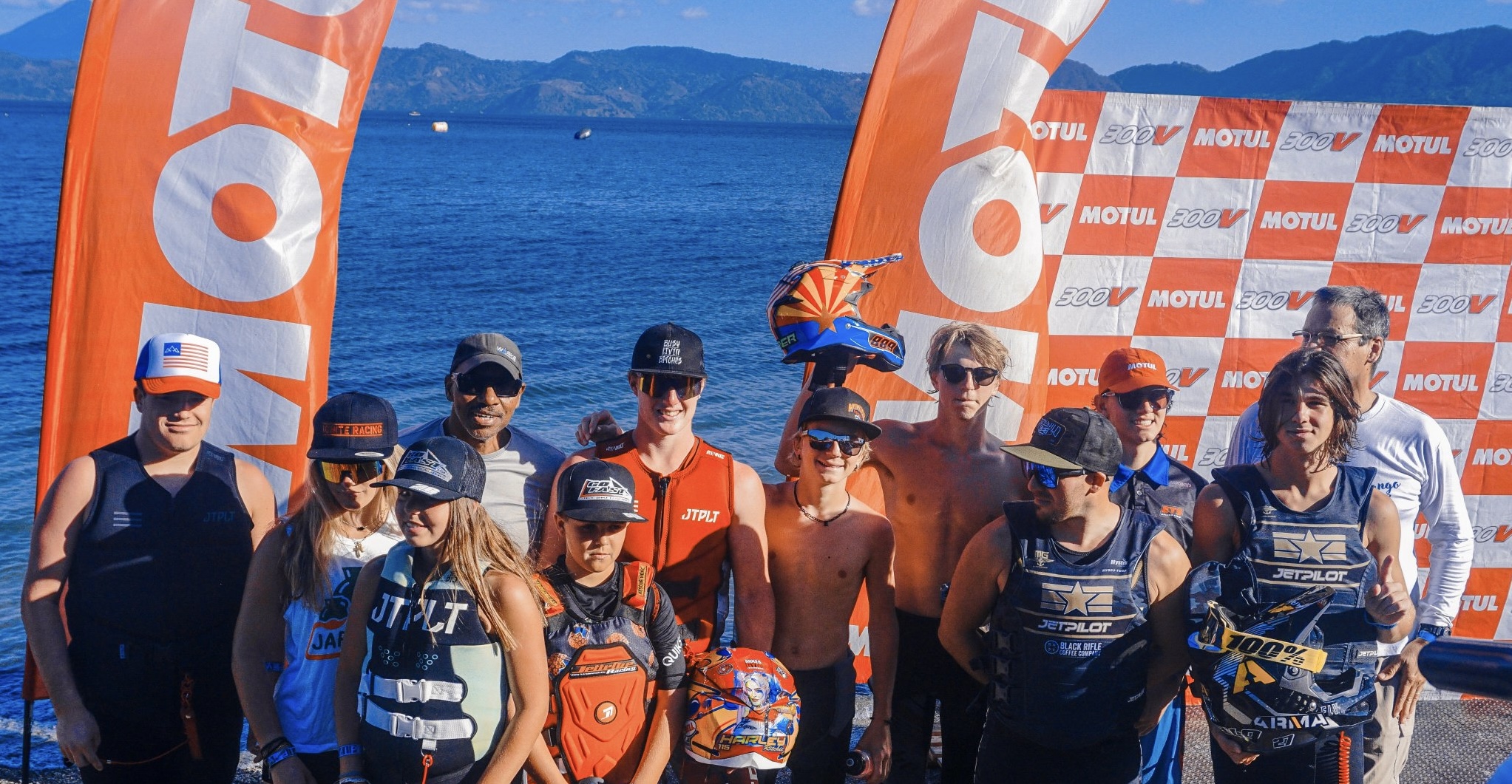 Coronan a los campeones de la competencia de motos acuáticas en Ilopango 