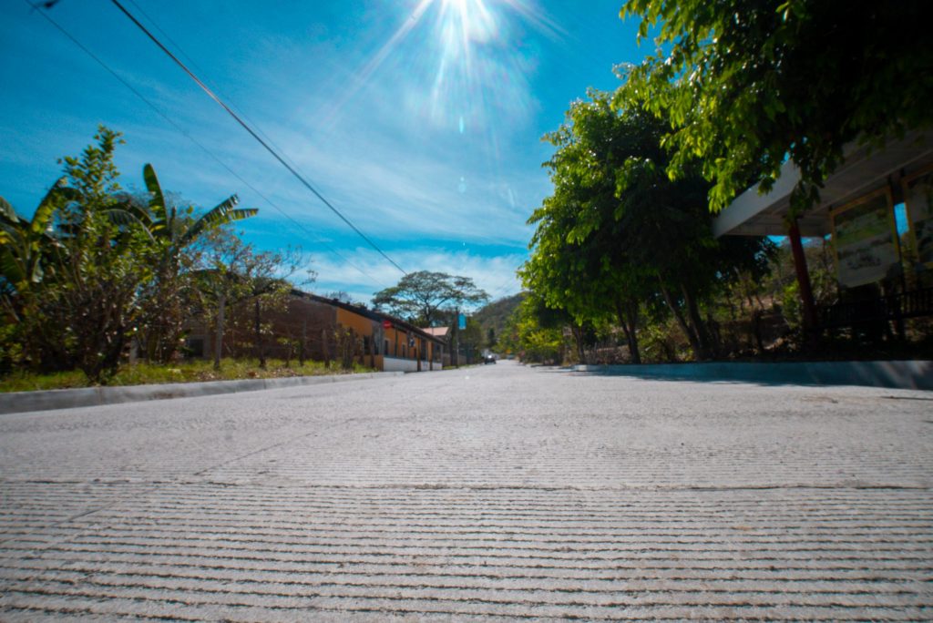 DOM entrega transformación de calles en San Isidro Labrador, Chalatenango