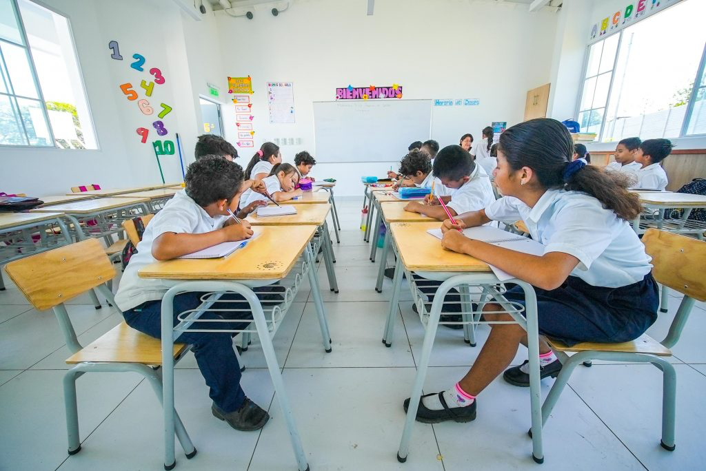 Modernas escuelas públicas reemplazan aulas de lámina gracias a la DOM
