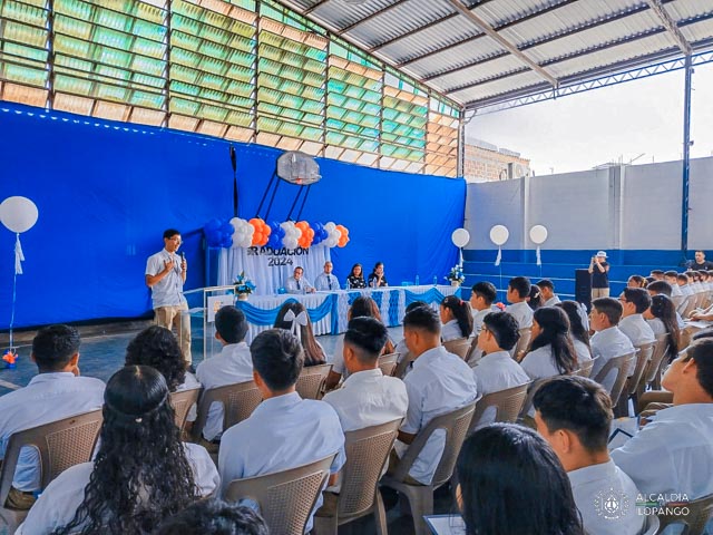 100 estudiantes en Ilopango se gradúan en educación financiera basada en Bitcoin