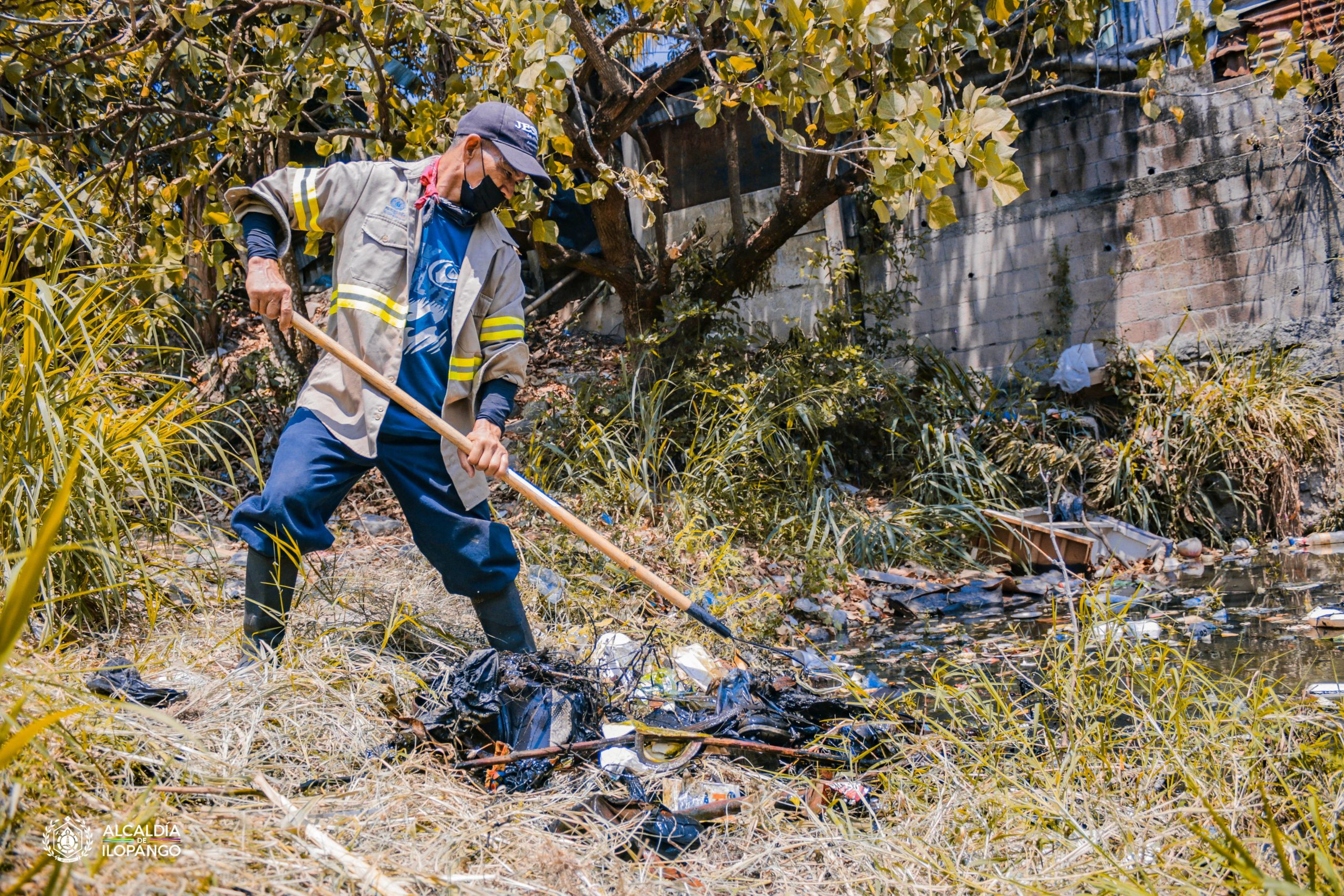 Desarrollan campaña de limpieza en Río El Arenal para prevenir inundaciones